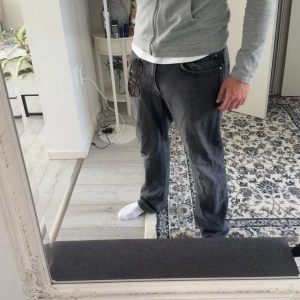 Mörkgråa Jeans från C&A - Säljer ett par svarta jeans med rak passform och loose fit. Dem är i bra form och köpta från Belgien. Storlek 34/30. (Säljer även  zip tröjan)