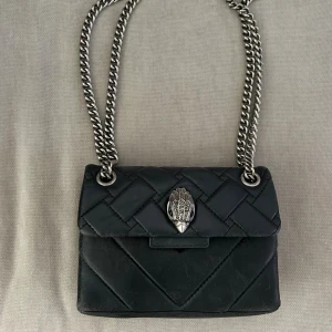 Svart quiltad axelväska Kurt Geiger - Säljer min Kurt Geiger väska🙌🏻😍Väskan är i hyfsat bra skick men har vissa defekter.Skriv privat om ni vill ha fler bilder (Ordinariepris 2950 kr) 