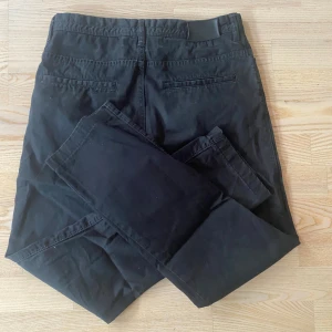 Svarta jeans från J.Lindeberg - Svarta jeans från J.Lindeberg i storlek W 30 L32. Väldigt bra skick på dessa jeans. Skicka ett meddelande vid frågor och funderingar! 