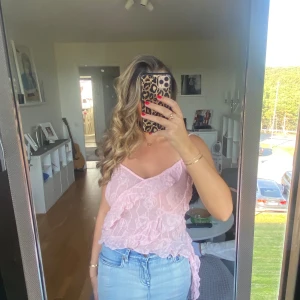 Rosa volangig linnetopp från Gina - Supersöt ljusrosa linnetopp med tunna axelband och volangdetaljer från Gina tricot. Endast använd en gång så den är som ny🎀