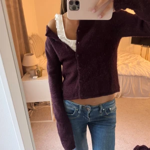Vinröd tröja 🩷🩷🩷 - Vinröd kofta från Gina tricot storlek S🥰🥰🥰