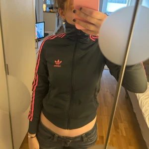 Adidas zip up  - Söt bra skick bara tappat lite färg på dragkedjan 