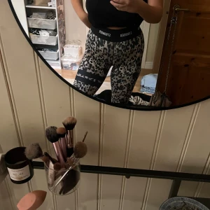 Leopardmönstrade leggings från Stronger - Snygga leopardmönstrade leggings från Stronger med bred svart resår i midjan där det står 'STRONGER'. Tight passform och stretchigt material som passar perfekt till träning. 