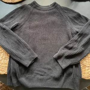 Svart stickad tröja från 157 - Säljer en svart stickad tröja från 157 i storlek M. Tröjan har grovstickad struktur, rund halsringning och långa ärmar med breda muddar. Perfekt för lager-på-lager och chill höst- eller vinterstil.