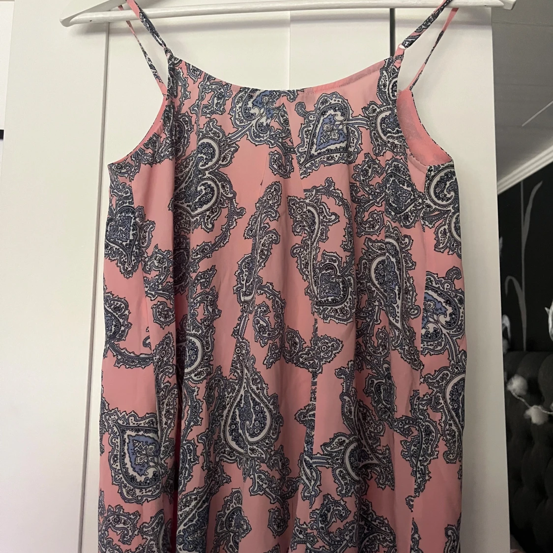 Rosa mönstrad klänning från Oasis - 1