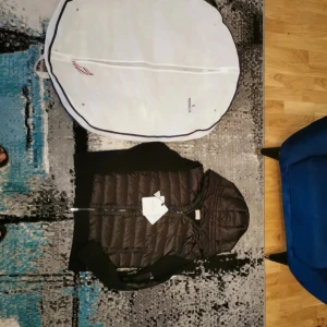  Moncler cardigan  - Moncler cardigan med Klassisk Moncler-logga på ärmen och medföljande taggar. Perfekt för lager-på-lager och streetstyle. Skriv för mer info 