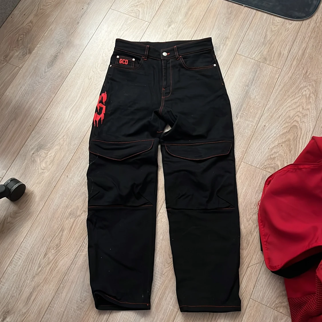 Svarta cargopants från GCDS med röd logga