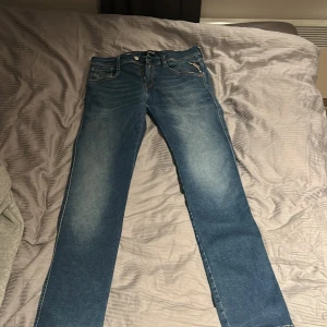Replay Hyperflex blå jeans - Säljer ett par Replay Hyperflex jeans i klassisk blå. Skick 9/10 . Nypris 1600. Mitt pris 699. Storlek 30/32