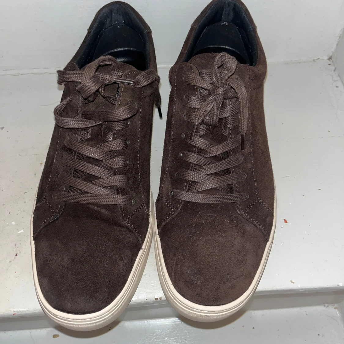 Bruna vagabond mockasneakers med vit sula - 2