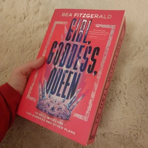 Girl, Goddess, Queen - Bea Fitzgerald - Nypris 250kr. Om Persephone och Hades, med mytologi, girl power och modern twist. Oläst, nyskick, på engelska.