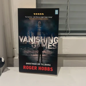 Vanishing Games - Vanishing Games är en fartfylld heist-thriller där Ghostman återvänder för ett nytt riskfyllt uppdrag. Boken utspelar sig i den undre världen i Hongkong och Macao, med organiserad brottslighet, ädelstenar och farliga fällor. Perfekt för dig som gillar spänning och action!