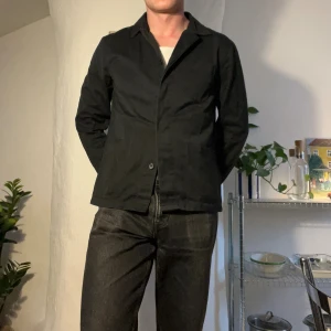 NN07 kavaj/overshirt - Tunn jacka, kavaj, overshirt - funkar i alla sammanhang. Väldigt fint skick från danska No Nationality / NN07. 