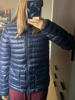 Snygg dunjacka med fickor  - Säljer nu min McKinley dunjacka I nyskick då jag ej fått användning för den. I storlek 170 men passar xs/s❤️skriv vid minsta fundering 