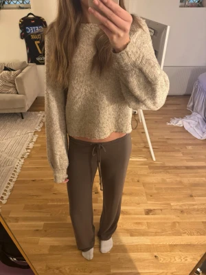 Vero Moda tröja - Fin beige stickad tröja från vero moda i bra skick, säljs då den inte kommer till användning💕