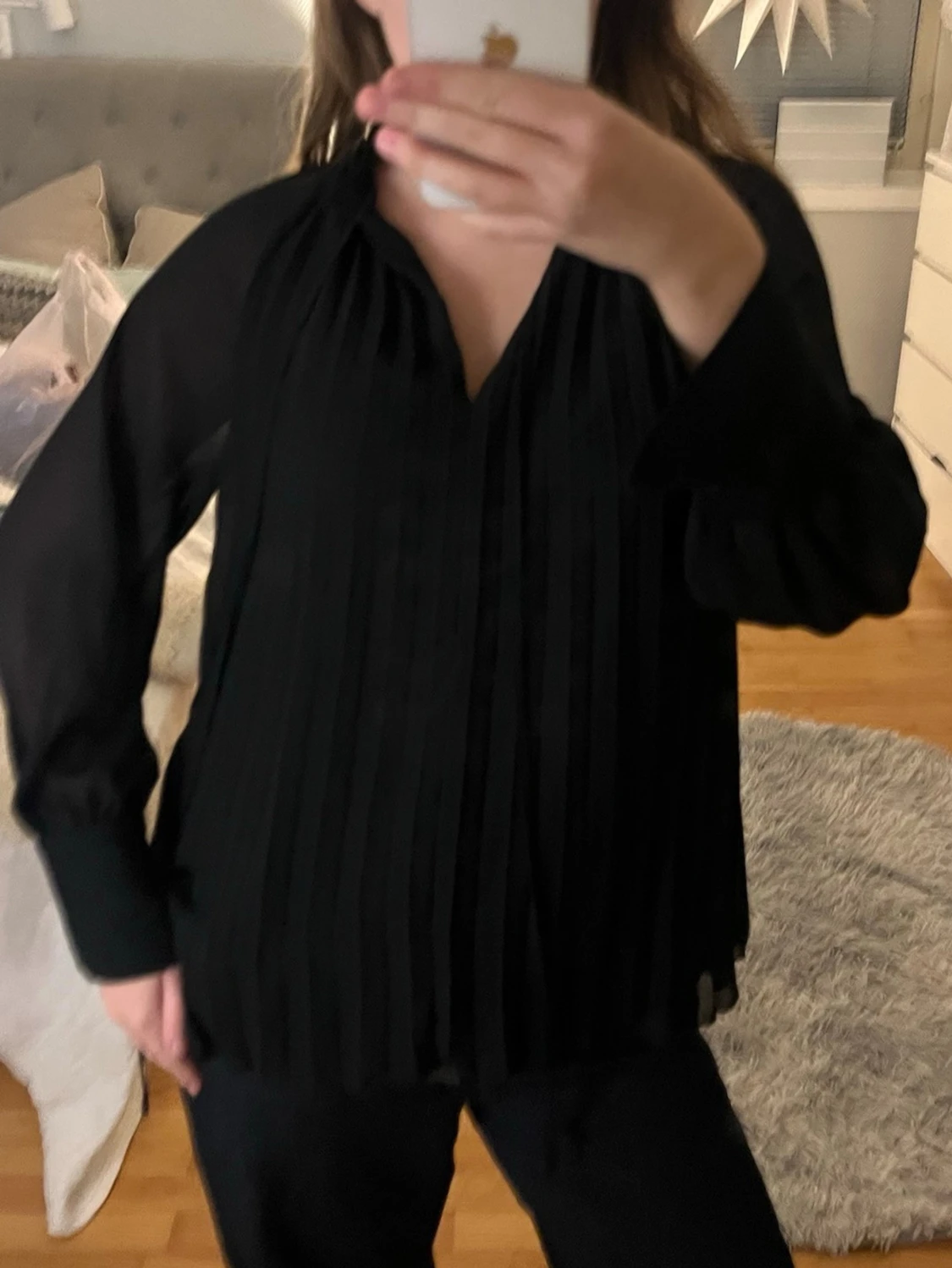 Svart plisserad blus med v-ringning - 1