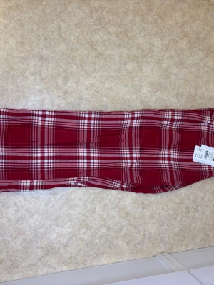 Rödrutiga pyjamasbyxor gina Tricot -  Helt nya Gina Tricot Pyjamasbyxor. Perfekta för mysiga hemmakvällar och chill i soffan.