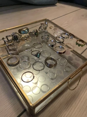 Ca 30 blandade ringar - ca 30 blandade ringar, mest lite guldiga men mest silverfärgade. Olika skick o storlekar