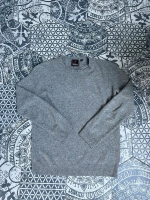 Oscar Jacobson - Kashmirblandning  - Superskön grå stickad tröja från Oscar Jacobson! | Mycket fint skick! Ytterst nopprig men nopprar bort det innan köp såklart! | Storlek: M passar även S | Perfekt nu till våren! 💫| Vid frågor eller funderingar finns jag i DM! 📩Mvh CVB Closet