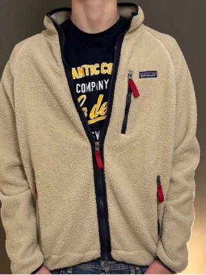 Patagonia fleece - Patagonia fleece i storlek medium modellen är 180 o 65 kg. Fleecen är i ett bra skick. Kom privat för ifall ni har några funderingar😀