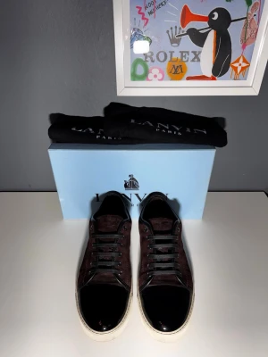Lanvin cap toe - Lanvin DBB1 Cap toe patent _______________________________________________  - Size uk9 - Medföljer box & 2st dustbags. - Vinröda. - Mycket fint skick (9/10) _______________________________________________  - Nypris 4 499kr  - Vårt pris 2 699kr _______________________________________________  För fler frågor kan ni höra av er i PM.