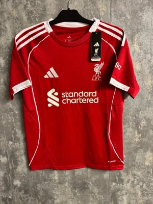 Liverpool Isak fotbollströja - S - Helt ny storlek S, topp kvalité, Liverpool hemma tröja för denna säsong, PRISET ÄR EJ HUGGET I STEN