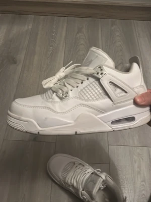 White J4s - Dm om  frågor eller bilder. Storlek 39 