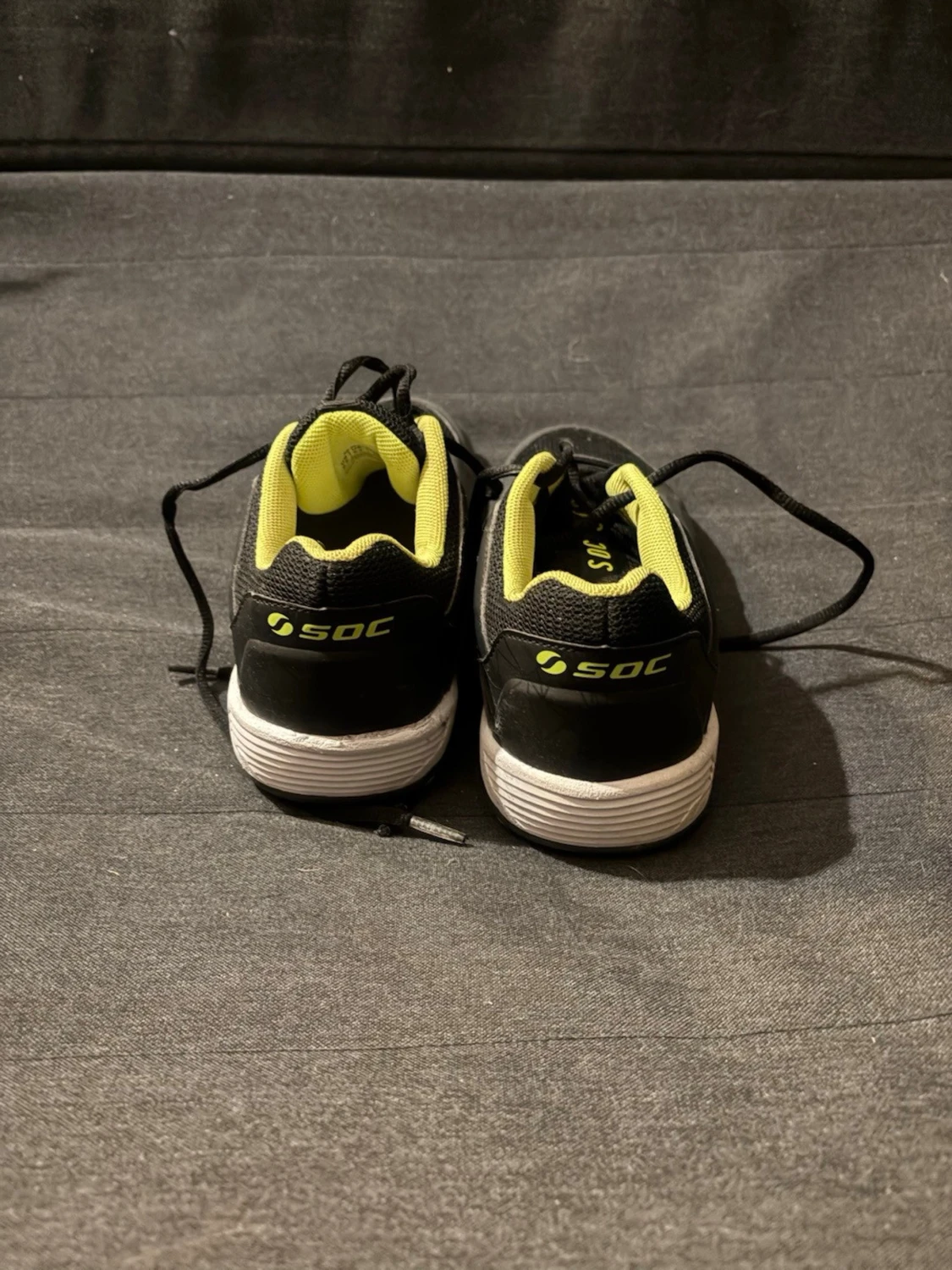 Svarta sneakers från SOC med neongul detalj - 2