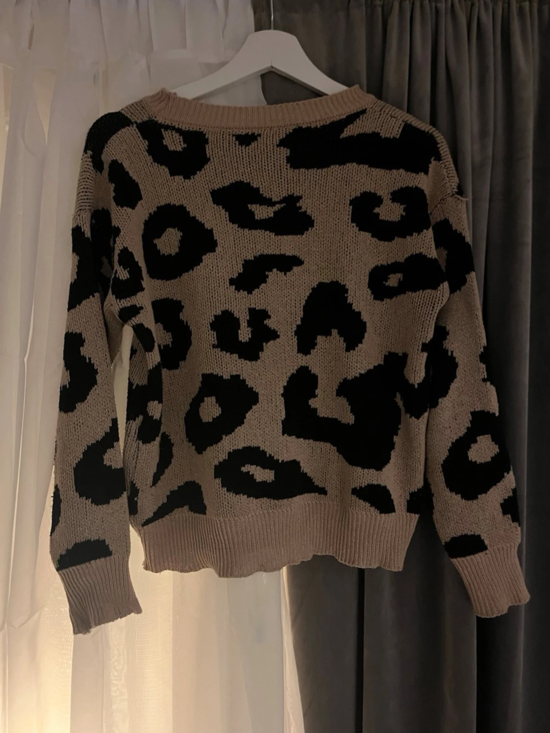 Beige leopardmönstrad stickad tröja - 1