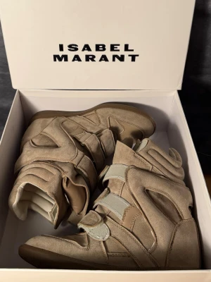 Isabel marant skor (beige/39) - Great condition. Worn barely. Same day shipping. Comes with the box. 