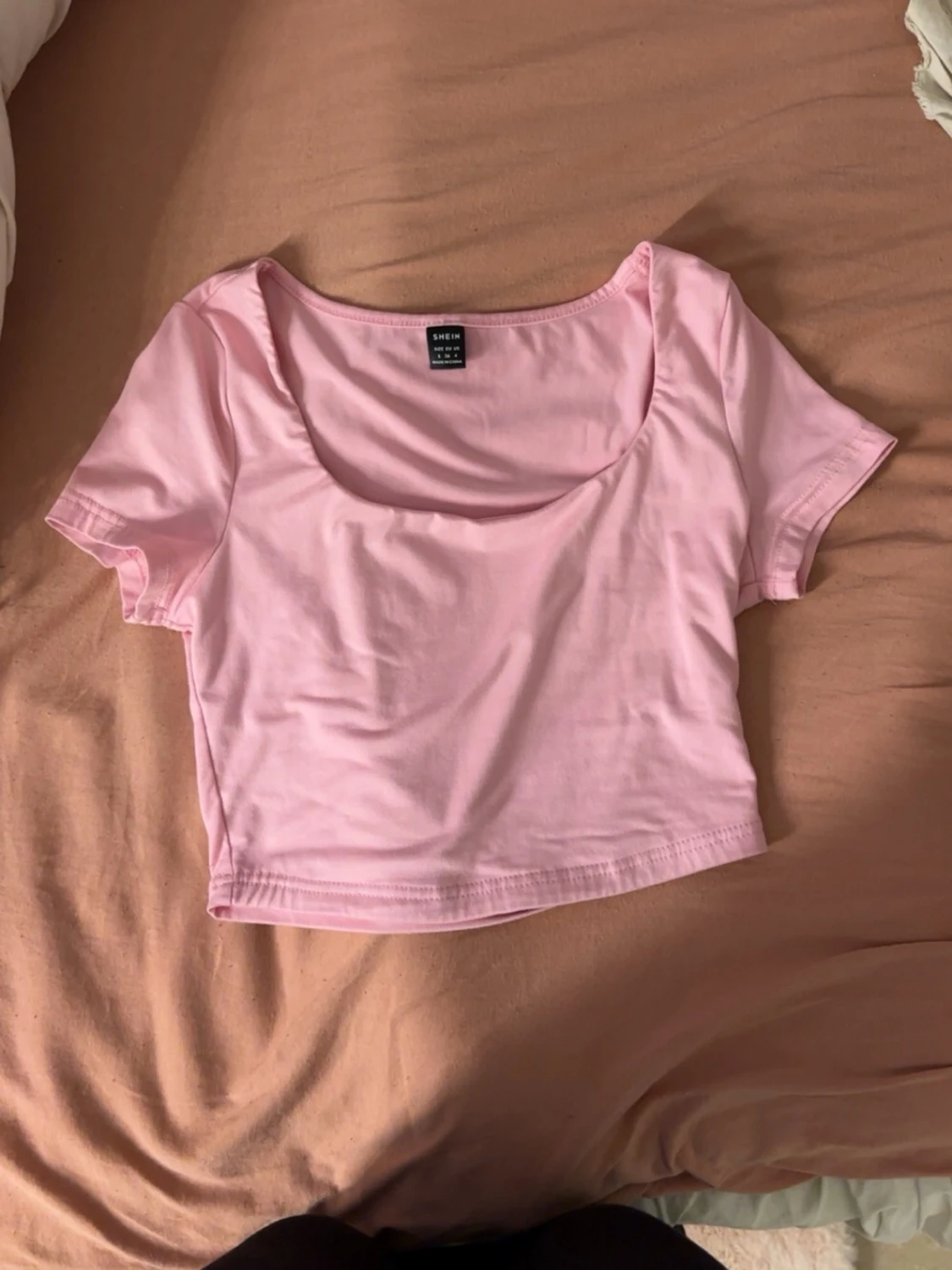 Ljusrosa croppad topp från Shein - 1