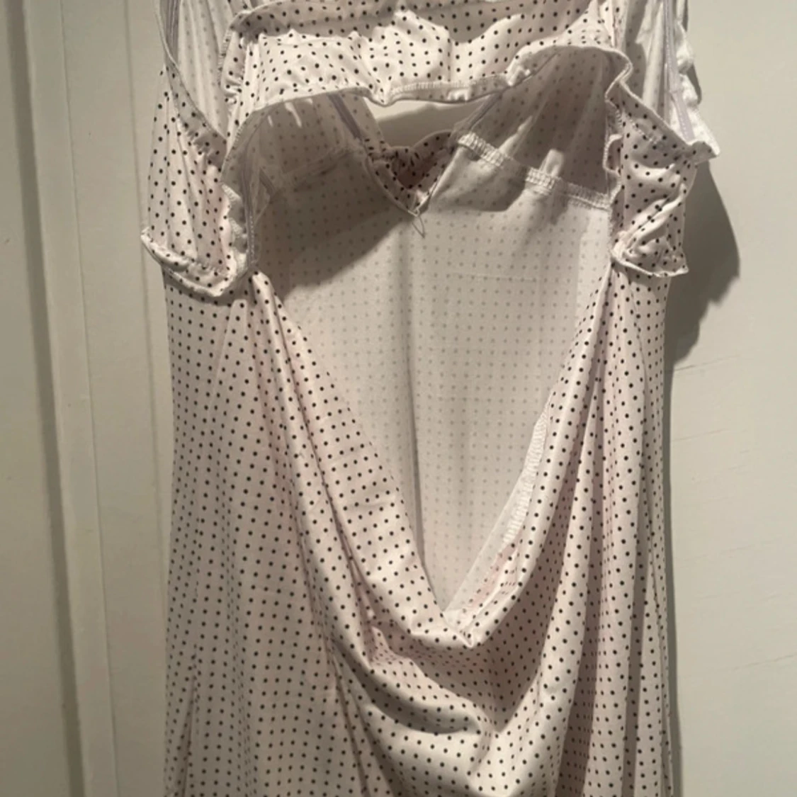 Vit prickig klänning - 2