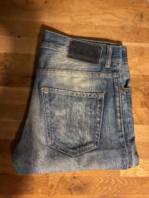 Blå raka jeans med slitningar - Blå jeans från JIMMY CHOO skön tvätt 