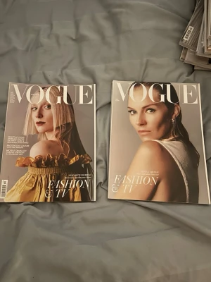 Vogue British December 2022 (Elisabeth Debicki & Sienna Miller) - (Dessa är samma nummer bara olika covers) Säljer en för 200, köper du alla tidningar jag har kan du få dem för 2000 eller 3 för 500<3