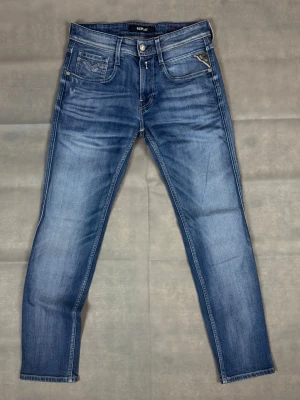 Replay jeans med fades anbass - Replay jeans | Modell: Anbass | Storlek: W29 L30 | Skick: Mycket bra | Hör av dig vid frågor och funderingar! 