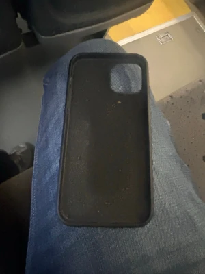 Svart matt mobilskal till iPhone - Snyggt svart mobilskal med matt finish som passar iPhone. Skalet har en stor öppning för kameran och är tillverkat i ett tåligt plastmaterial. Perfekt för dig som vill ha ett stilrent och diskret skydd till mobilen. OBS IPhone 13!!!