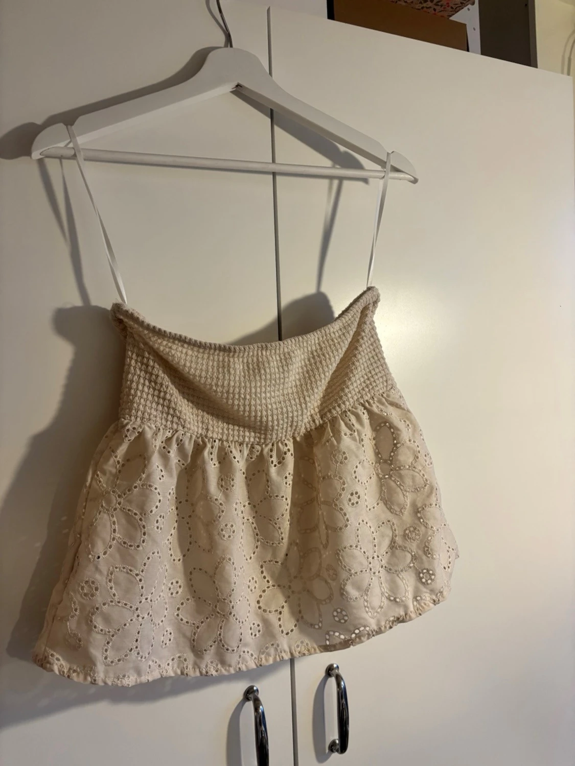 Beige broderad linnetopp med spets - 1