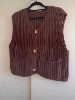 Brun stickad väst med knappar - Oanvänd väst i fin kvalite. Köpt på shein. Storlek S.