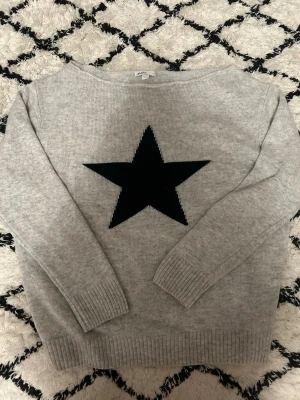 Grå stickad tröja från subdued😍🌟🩶 - Snygg grå stickad tröja från Subdued med en stor svart stjärna på bröstet. Tröjan har rund halsringning, långa ärmar och ribbade muddar vid ärmslut och nederkant. Perfekt för dig som gillar enkel men cool design.