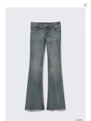 Cheap Monday booty bei  - Modellen ”booty bei low waist skinny bootcut jeans” i färgen puddly blue. Är slutsålda på hemsidan i de flesta storlekar i denna färgen. Storlek 27/32. Fint skick, inga skavanker!