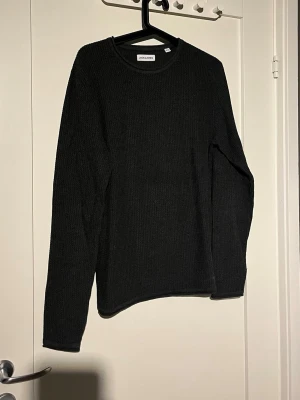 Mörkgrå stickad tröja Jack & Jones - Mörkgrå stickad tröja från Jack & Jones. oanvänd!
