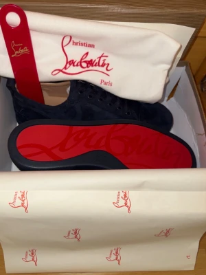Marinblåa louboutin skor - Säljer just ju detta feta par marinblåa Louboutin skor. De är i strl 44 helt oanvända. Allt på bilderna ingår. Vid frågor är de bara att skriva!🔥