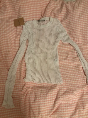 Vit ribbad tröja - Snygg vit ribbad lite genomskinlig tröja från Zara, har ett litet hål i ärmen, var så när jag fick hem den från sellpy. 🌺🌸
