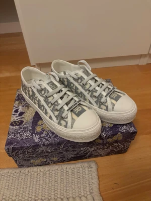 Christian Dior sneakers med monogram - Säljer jättefina dior-sneakers i vitt ock grått. De är helt oanvända och i nytt skick💕 storlek 37. Kvitto finns. Hör av er med frågor om ni undrar något!