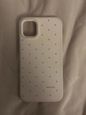 Prickigt mobilskal  - Säljer detta söta mobilskal med polka dots på. Aldrig använt. iPhone 11 💖
