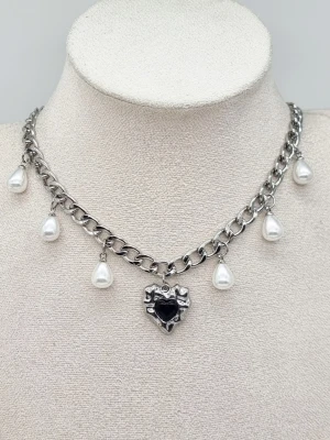 Stilfullt halsband med hjärta  - Material-rostfritt stål.  Kedjetjocklek-7mm 