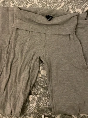 Grå mjuka loungewear-byxor Gina  - Gråa yoga pants från Gina tricot 