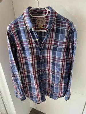 Rutig Skjorta från Ralph Lauren - Jättesnygg rutig skjorta från Ralph Lauren i marin blå, blå, vit och röd. I jättebra skick. Om vidare frågor är de bara att fråga!☺️