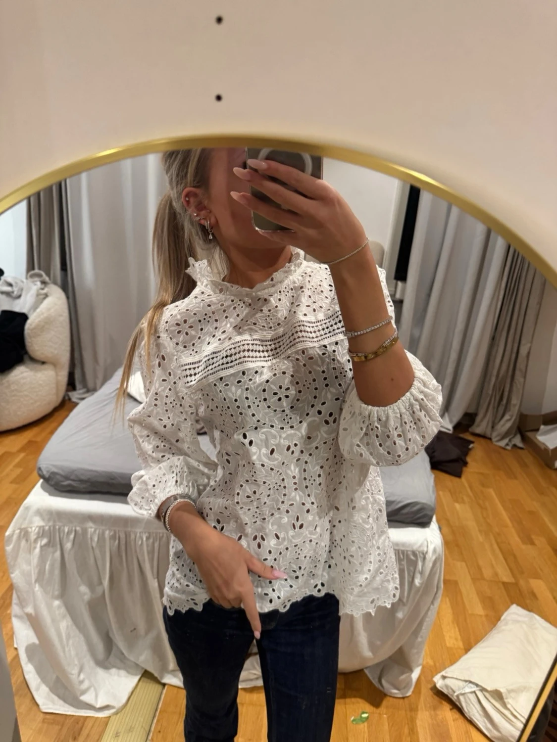 Vit broderad blus med volang - 4