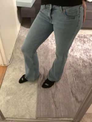 Blå lågmidjade bootcut jeans  - Säljer ett par ljus blåa lågmidjade jeans ifrån H&M i storlek 38, säljer pga rensning och då dom aldrig används.