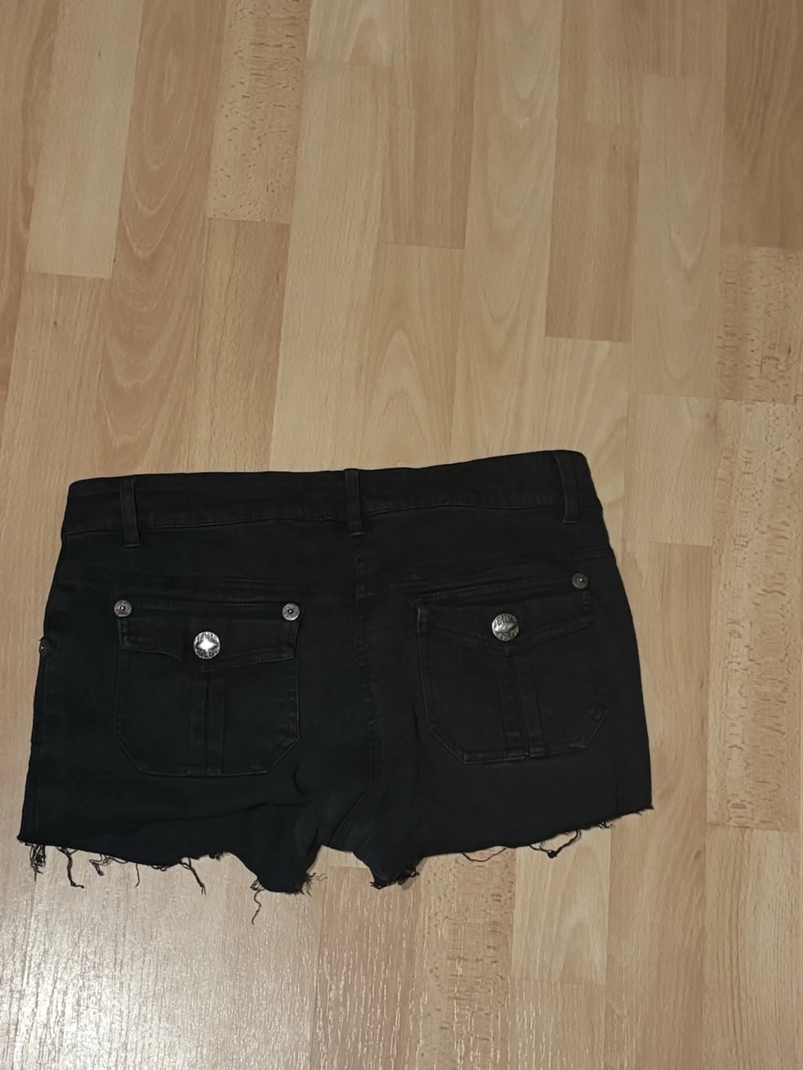 Svarta jeansshorts med rå kant - 1